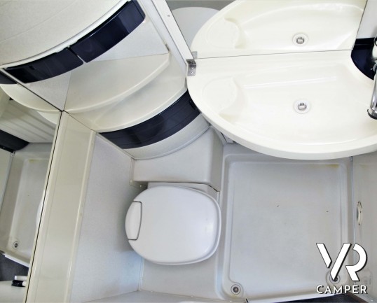 Hymer B 544: camper usato motorhome su Ducato 127 CV, dotato di veranda, portabici, climatizzatore, 2° serbatoio acqua. In visione alla sede Italia VR