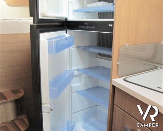 Hymer Tramp 614 SL "Italian Edition": camper usato semintegrale con letto matrimoniale in coda, dinette a L, frigorifero grande, oblò sul cupolino.