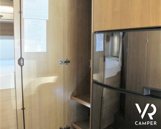 Hymer Tramp 614 SL "Italian Edition": camper usato semintegrale con letto matrimoniale in coda, dinette a L, frigorifero grande, oblò sul cupolino.