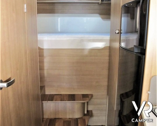 Hymer Tramp 614 SL "Italian Edition": camper usato semintegrale con letto matrimoniale in coda, dinette a L, frigorifero grande, oblò sul cupolino.