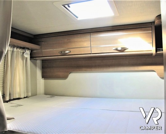 Hymer Tramp 614 SL "Italian Edition": camper usato semintegrale con letto matrimoniale in coda, dinette a L, frigorifero grande, oblò sul cupolino.