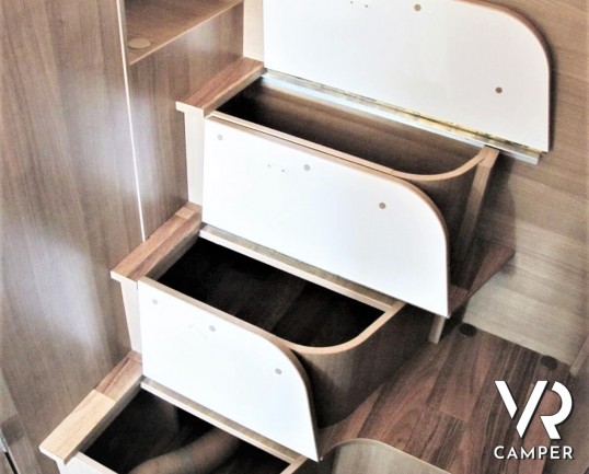 Hymer Tramp 614 SL "Italian Edition": camper usato semintegrale con letto matrimoniale in coda, dinette a L, frigorifero grande, oblò sul cupolino.