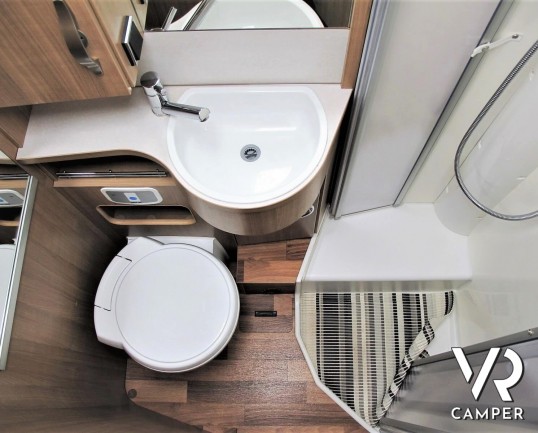 Hymer Tramp 614 SL "Italian Edition": camper usato semintegrale con letto matrimoniale in coda, dinette a L, frigorifero grande, oblò sul cupolino.