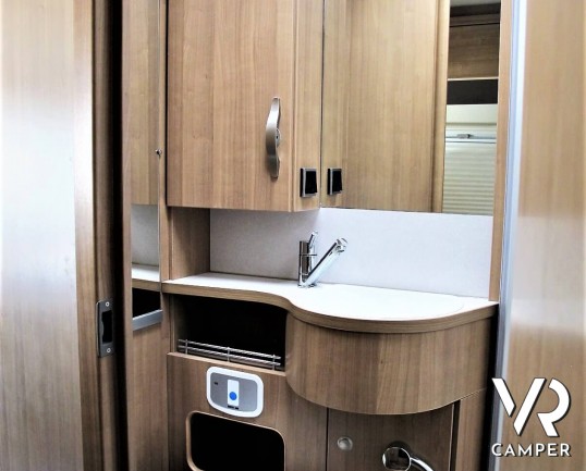 Hymer Tramp 614 SL "Italian Edition": camper usato semintegrale con letto matrimoniale in coda, dinette a L, frigorifero grande, oblò sul cupolino.