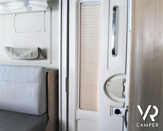 Hymer Tramp 614 SL "Italian Edition": camper usato semintegrale con letto matrimoniale in coda, dinette a L, frigorifero grande, oblò sul cupolino.