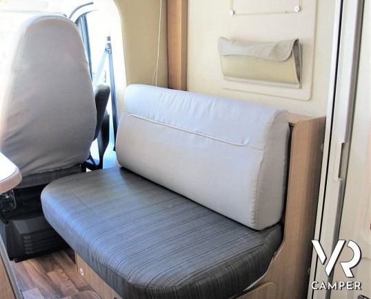 Hymer Tramp 614 SL "Italian Edition": camper usato semintegrale con letto matrimoniale in coda, dinette a L, frigorifero grande, oblò sul cupolino.
