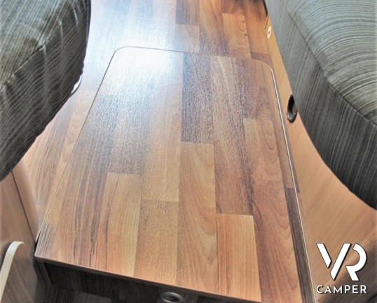 Hymer Tramp 614 SL "Italian Edition": camper usato semintegrale con letto matrimoniale in coda, dinette a L, frigorifero grande, oblò sul cupolino.