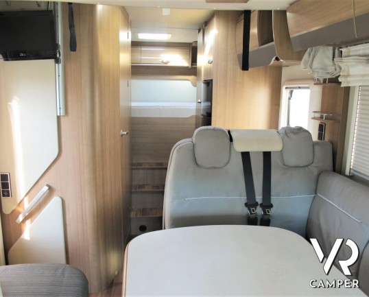 Hymer Tramp 614 SL "Italian Edition": camper usato semintegrale con letto matrimoniale in coda, dinette a L, frigorifero grande, oblò sul cupolino.