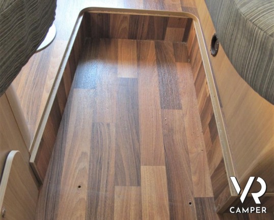 Hymer Tramp 614 SL "Italian Edition": camper usato semintegrale con letto matrimoniale in coda, dinette a L, frigorifero grande, oblò sul cupolino.