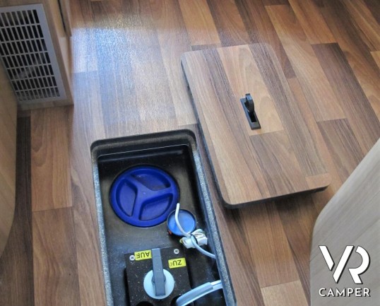 Hymer Tramp 614 SL "Italian Edition": camper usato semintegrale con letto matrimoniale in coda, dinette a L, frigorifero grande, oblò sul cupolino.