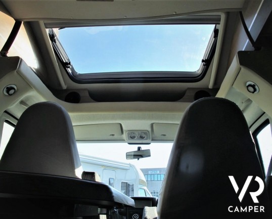 Hymer Tramp 614 SL "Italian Edition": camper usato semintegrale con letto matrimoniale in coda, dinette a L, frigorifero grande, oblò sul cupolino.