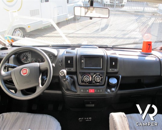 Hymer Tramp 614 SL "Italian Edition": camper usato semintegrale con letto matrimoniale in coda, dinette a L, frigorifero grande, oblò sul cupolino.