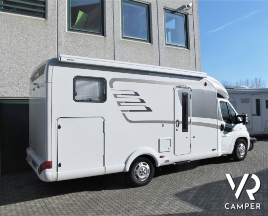 Hymer Tramp 614 SL "Italian Edition": camper usato semintegrale con letto matrimoniale in coda, dinette a L, frigorifero grande, oblò sul cupolino.