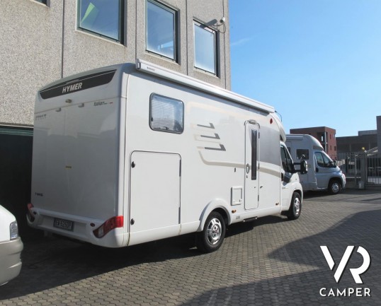 Hymer Tramp 614 SL "Italian Edition": camper usato semintegrale con letto matrimoniale in coda, dinette a L, frigorifero grande, oblò sul cupolino.