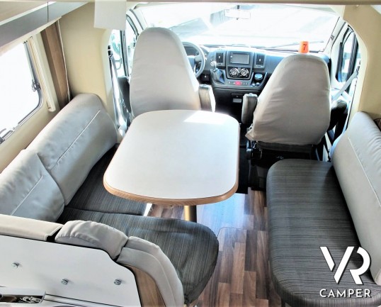 Hymer Tramp 614 SL "Italian Edition": camper usato semintegrale con letto matrimoniale in coda, dinette a L, frigorifero grande, oblò sul cupolino.