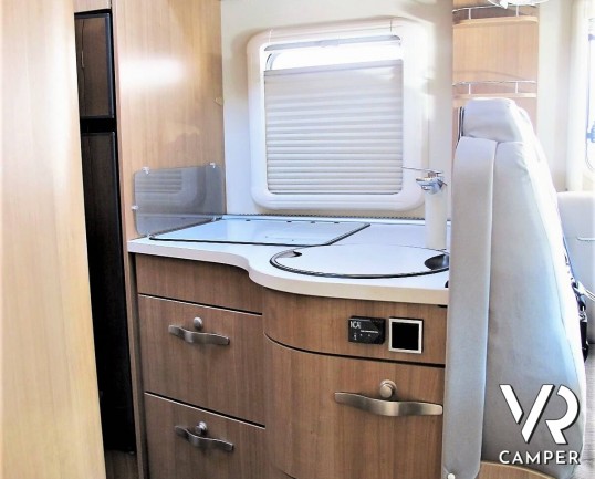 Hymer Tramp 614 SL "Italian Edition": camper usato semintegrale con letto matrimoniale in coda, dinette a L, frigorifero grande, oblò sul cupolino.