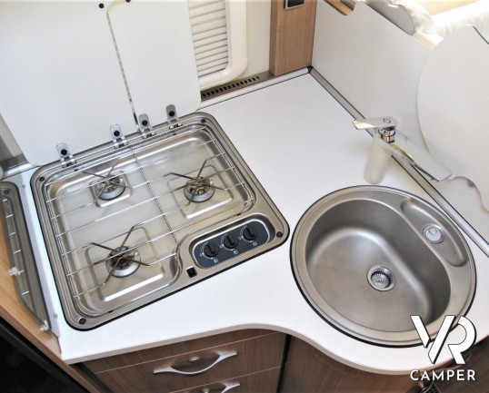 Hymer Tramp 614 SL "Italian Edition": camper usato semintegrale con letto matrimoniale in coda, dinette a L, frigorifero grande, oblò sul cupolino.