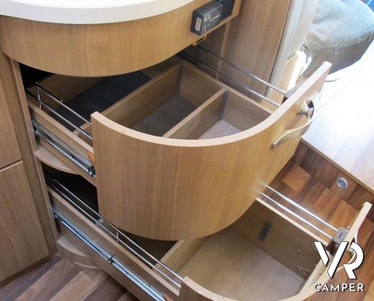 Hymer Tramp 614 SL "Italian Edition": camper usato semintegrale con letto matrimoniale in coda, dinette a L, frigorifero grande, oblò sul cupolino.