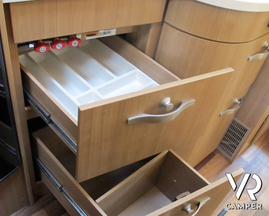 Hymer Tramp 614 SL "Italian Edition": camper usato semintegrale con letto matrimoniale in coda, dinette a L, frigorifero grande, oblò sul cupolino.