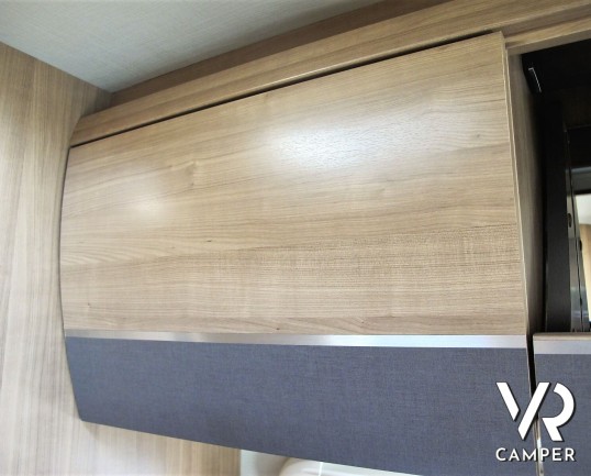 Hymer Tramp 614 SL "Italian Edition": camper usato semintegrale con letto matrimoniale in coda, dinette a L, frigorifero grande, oblò sul cupolino.