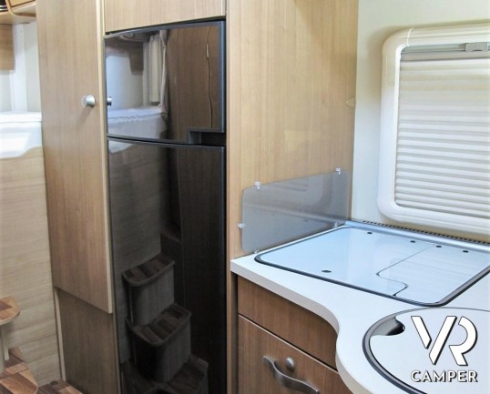 Hymer Tramp 614 SL "Italian Edition": camper usato semintegrale con letto matrimoniale in coda, dinette a L, frigorifero grande, oblò sul cupolino.
