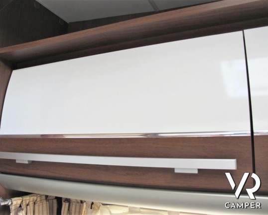 Elnagh Prince 57: camper mansardato usato con letti a castello posteri, ampia dinette e bagno con doccia separata.