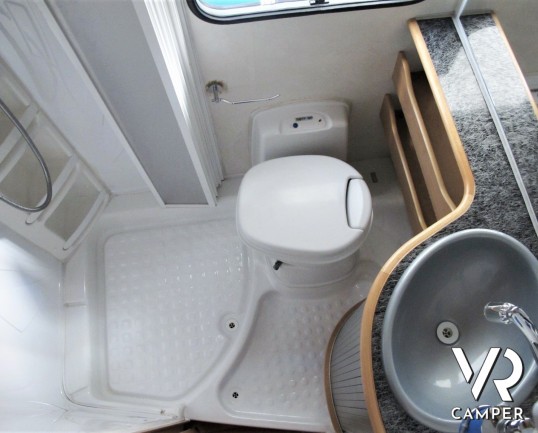 McLouis Tandy 640:camper usato mansardato, con veranda, autoradio, antenna tv, sensori parcheggio, 2° serbatoio acqua. In visione da Italiavr.