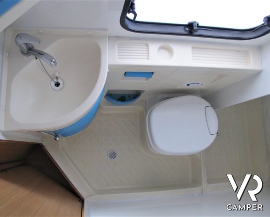 Rimor Katamarano: camper mansardato usato con letti a castello. Vendito da Italia VR a Druento - Torino.