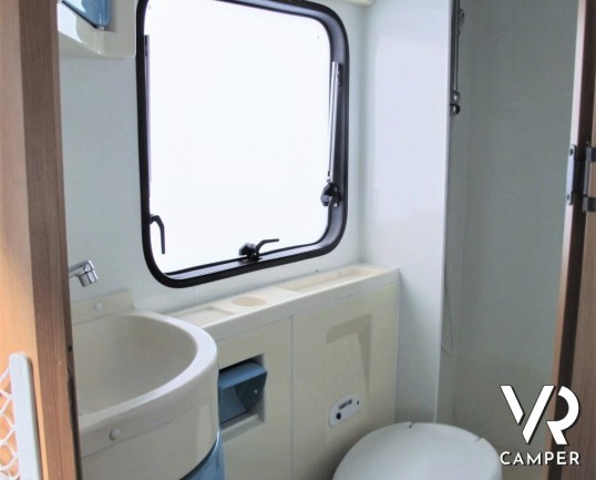 Rimor Katamarano: camper mansardato usato con letti a castello. Vendito da Italia VR a Druento - Torino.