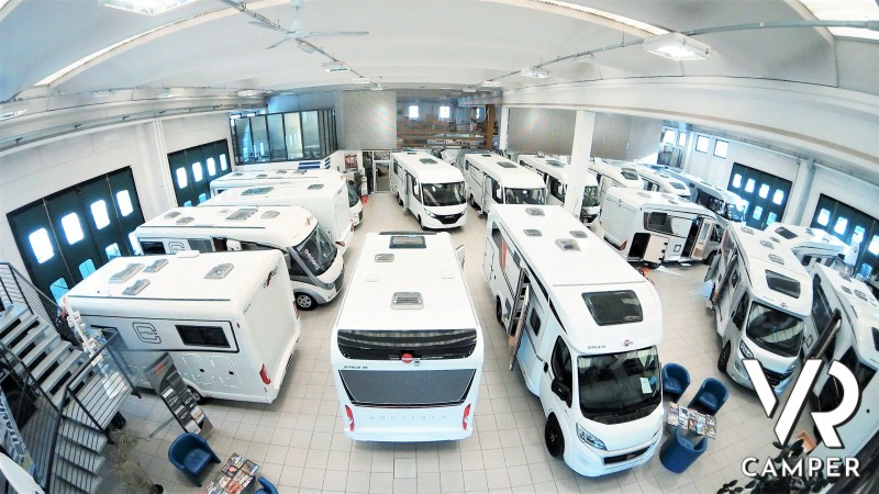 Esposizione di camper alla concessionaria Italia VR a Torino