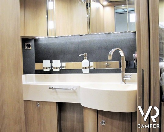 Carthago C-Tourer I 149 - camper integrale 2020 su meccanica Fiat Ducato 160 CV, con telaio Light. Letti gemelli posteriori e letto basculante_