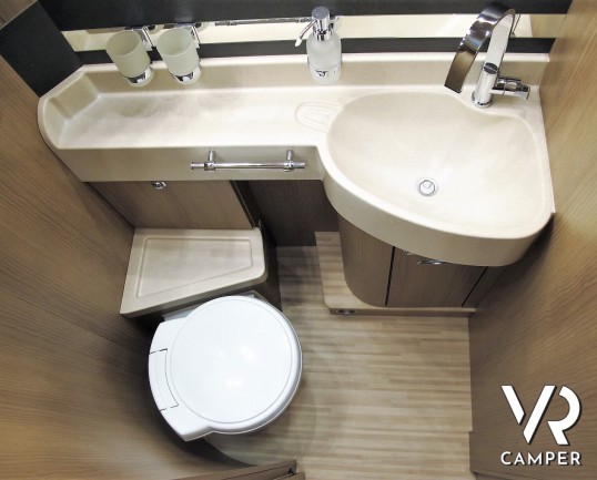 Carthago C-Tourer I 149 - camper integrale 2020 su meccanica Fiat Ducato 160 CV, con telaio Light. Letti gemelli posteriori e letto basculante_