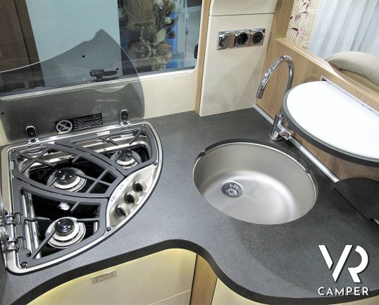 Carthago C-Tourer I 149 - camper integrale 2020 su meccanica Fiat Ducato 160 CV, con telaio Light. Letti gemelli posteriori e letto basculante_