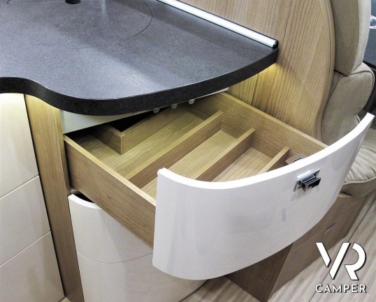 Carthago C-Tourer I 149 - camper integrale 2020 su meccanica Fiat Ducato 160 CV, con telaio Light. Letti gemelli posteriori e letto basculante_