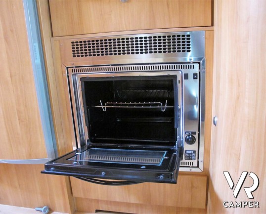 Adria Coral 680 SP - camper semintegrale 5 posti omologati con letto matrimoniale in coda e garage_