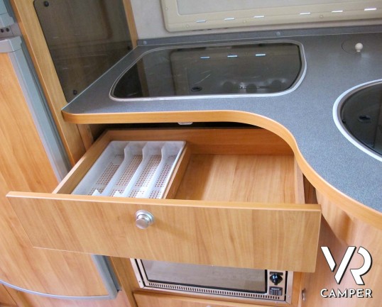 Adria Coral 680 SP - camper semintegrale 5 posti omologati con letto matrimoniale in coda e garage_