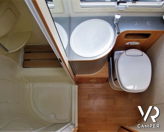 Adria Coral 680 SP - camper semintegrale 5 posti omologati con letto matrimoniale in coda e garage_