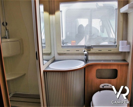 Adria Coral 680 SP - camper semintegrale 5 posti omologati con letto matrimoniale in coda e garage_