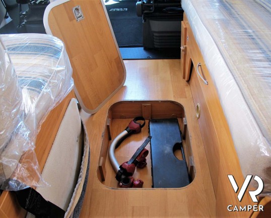 Adria Coral 680 SP - camper semintegrale 5 posti omologati con letto matrimoniale in coda e garage_