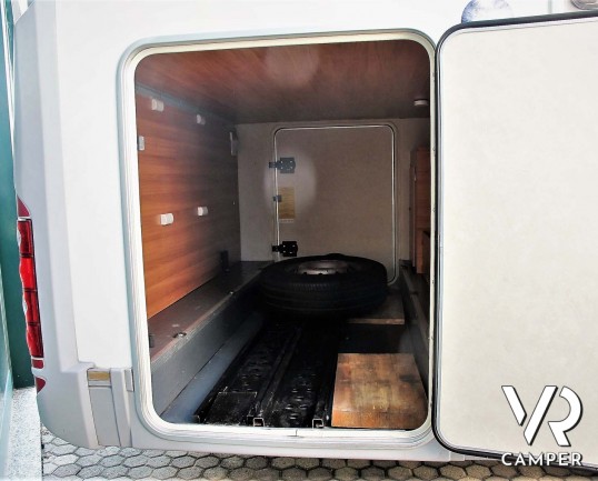 Adria Coral 680 SP - camper semintegrale 5 posti omologati con letto matrimoniale in coda e garage_