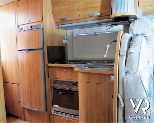 Adria Coral 680 SP - camper semintegrale 5 posti omologati con letto matrimoniale in coda e garage_