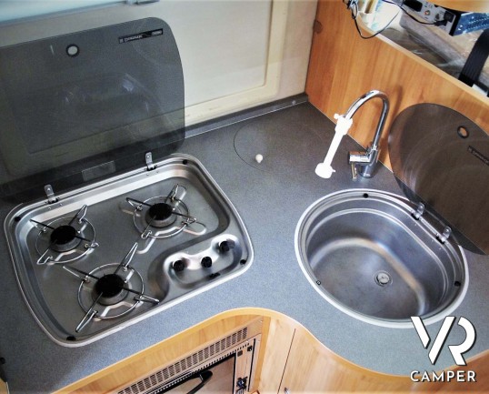 Adria Coral 680 SP - camper semintegrale 5 posti omologati con letto matrimoniale in coda e garage_