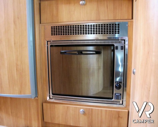 Adria Coral 680 SP - camper semintegrale 5 posti omologati con letto matrimoniale in coda e garage_