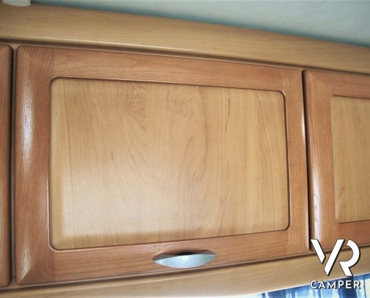 Camper usato mansardato dotato di portamoto, su meccanica Ducato 2.8 JTD (127 cv). In vendita da ItaliaVR, concessionaria camper Torino e Piemonte_