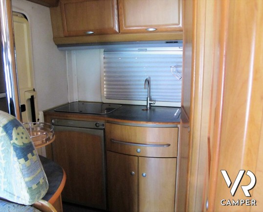 Camper usato mansardato dotato di portamoto, su meccanica Ducato 2.8 JTD (127 cv). In vendita da ItaliaVR, concessionaria camper Torino e Piemonte_