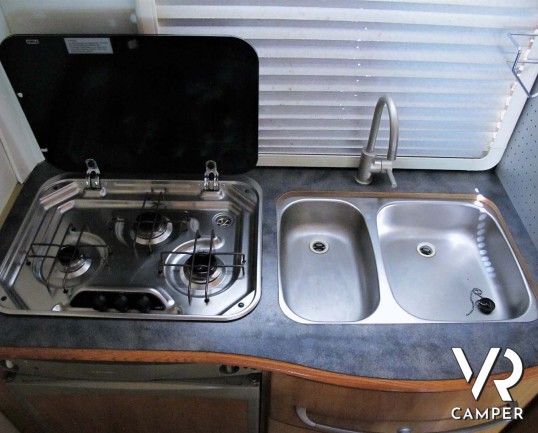 Camper usato mansardato dotato di portamoto, su meccanica Ducato 2.8 JTD (127 cv). In vendita da ItaliaVR, concessionaria camper Torino e Piemonte_