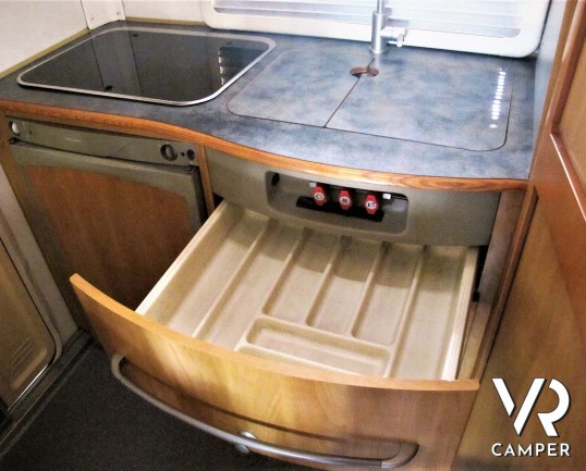 Camper usato mansardato dotato di portamoto, su meccanica Ducato 2.8 JTD (127 cv). In vendita da ItaliaVR, concessionaria camper Torino e Piemonte_