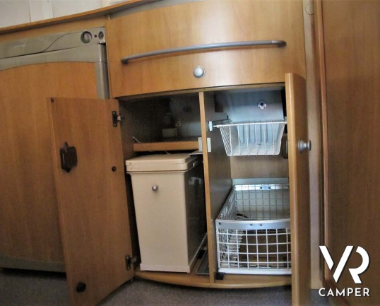 Camper usato mansardato dotato di portamoto, su meccanica Ducato 2.8 JTD (127 cv). In vendita da ItaliaVR, concessionaria camper Torino e Piemonte_