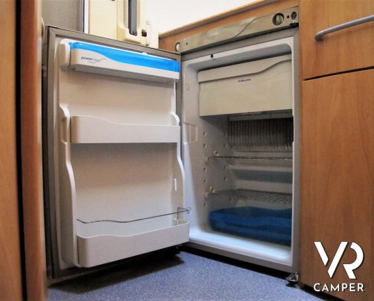 Camper usato mansardato dotato di portamoto, su meccanica Ducato 2.8 JTD (127 cv). In vendita da ItaliaVR, concessionaria camper Torino e Piemonte_