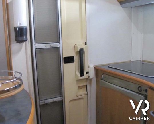 Camper usato mansardato dotato di portamoto, su meccanica Ducato 2.8 JTD (127 cv). In vendita da ItaliaVR, concessionaria camper Torino e Piemonte_